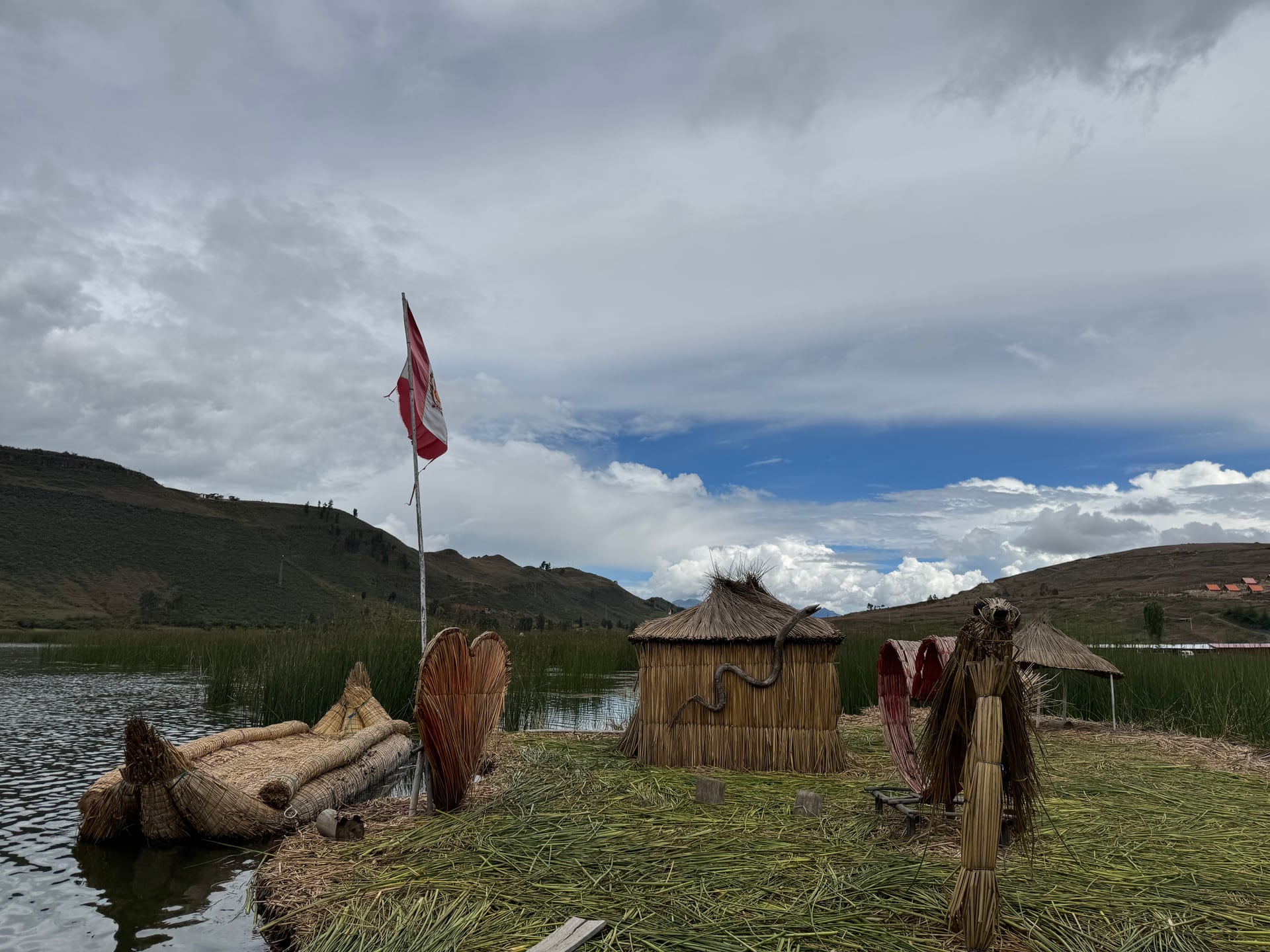 Isla artesanal y paisaje de la Laguna San Nicolás