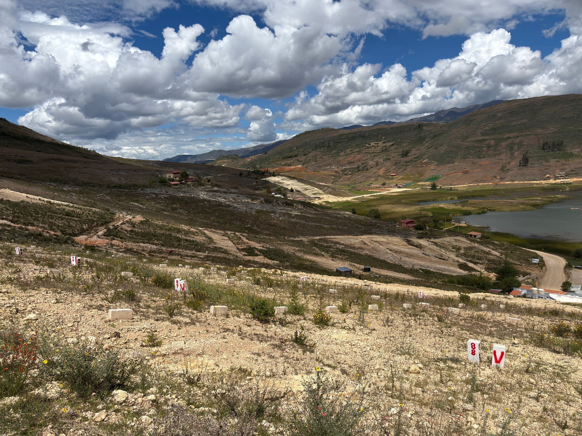 Vista amplia del terreno de Laguna Hermosa con la laguna al fondo