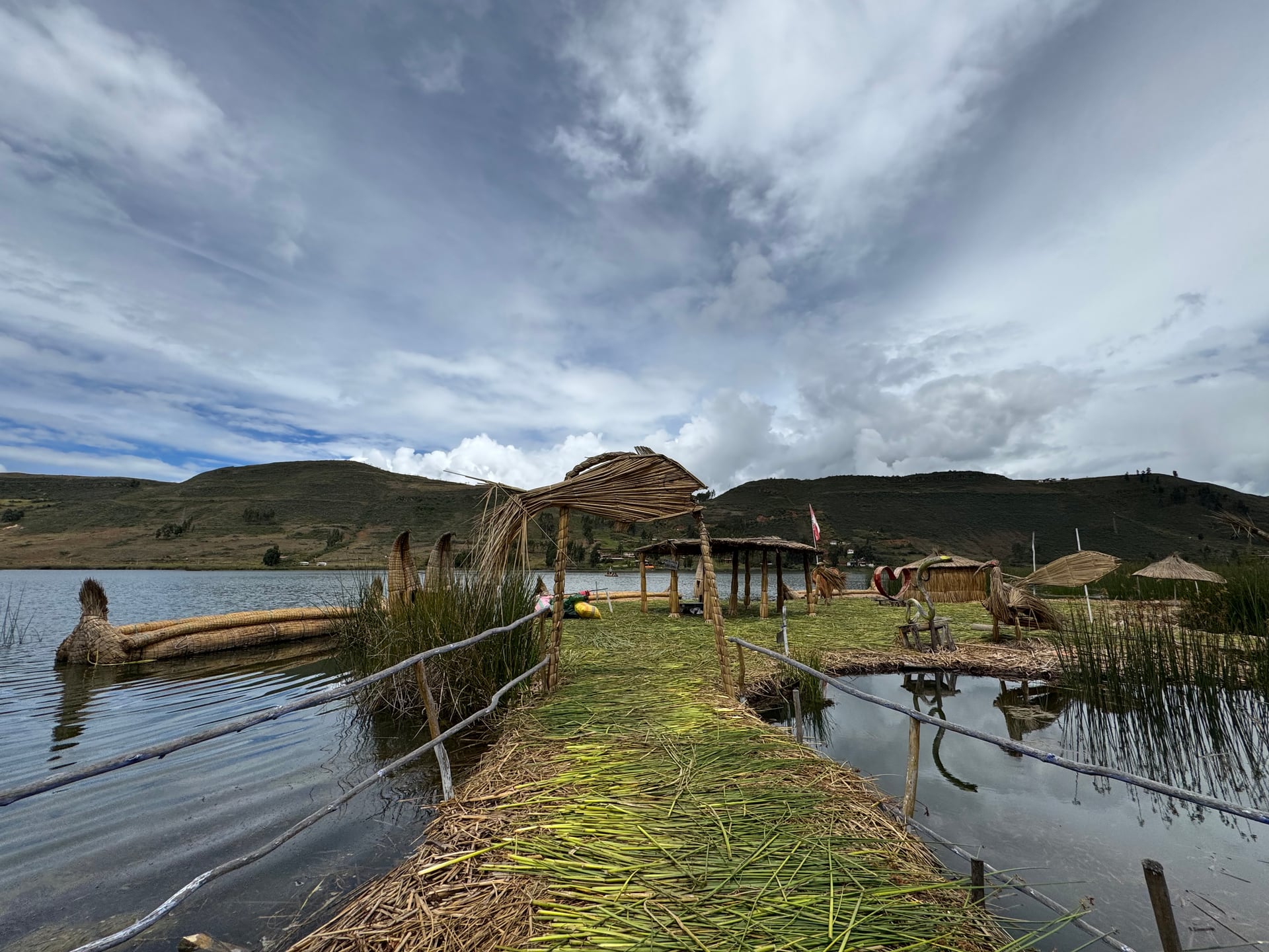 Muelle artesanal y vegetación junto a la Laguna San Nicolás