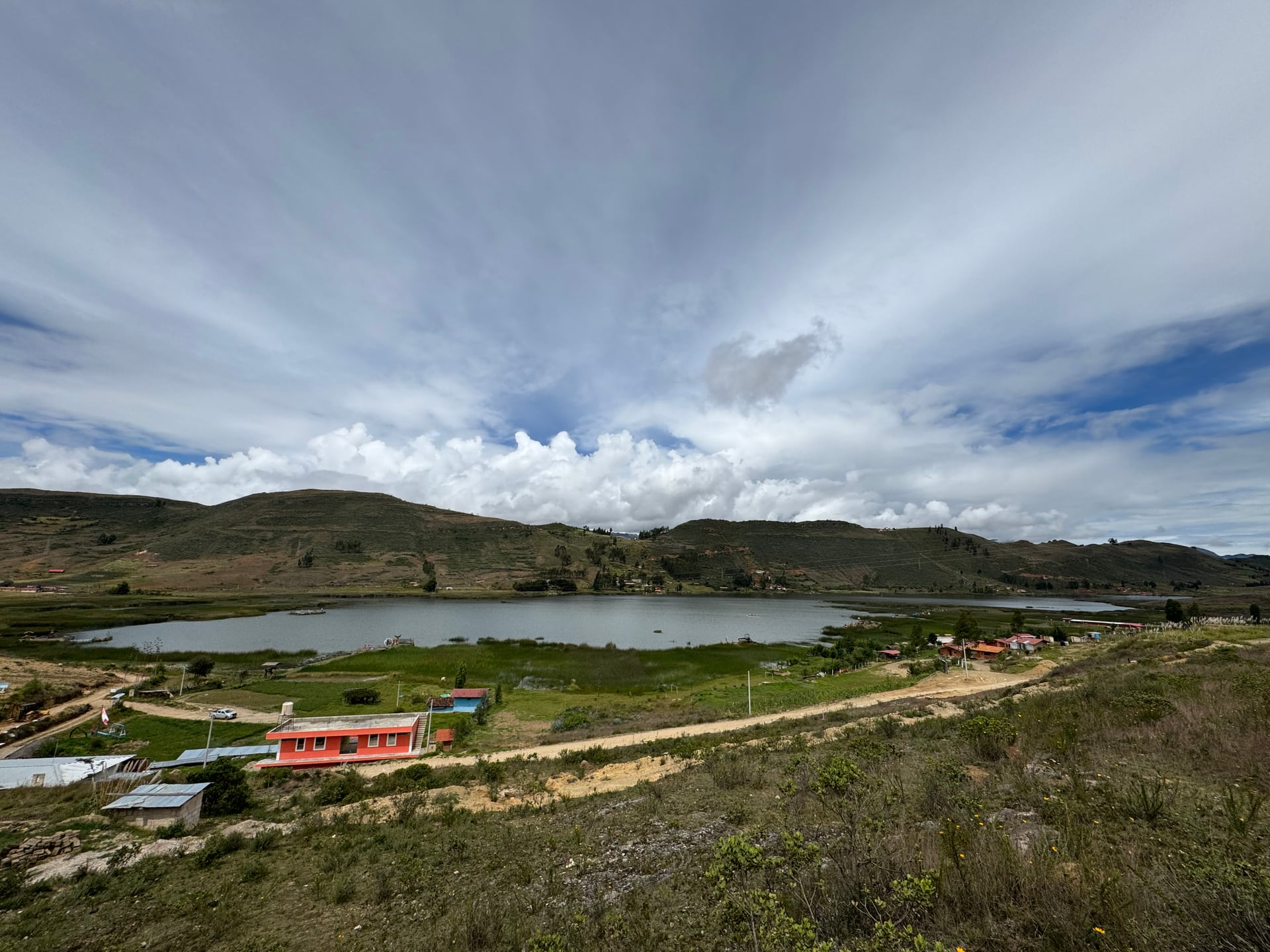 Panorama de la Laguna San Nicolás y su entorno rural