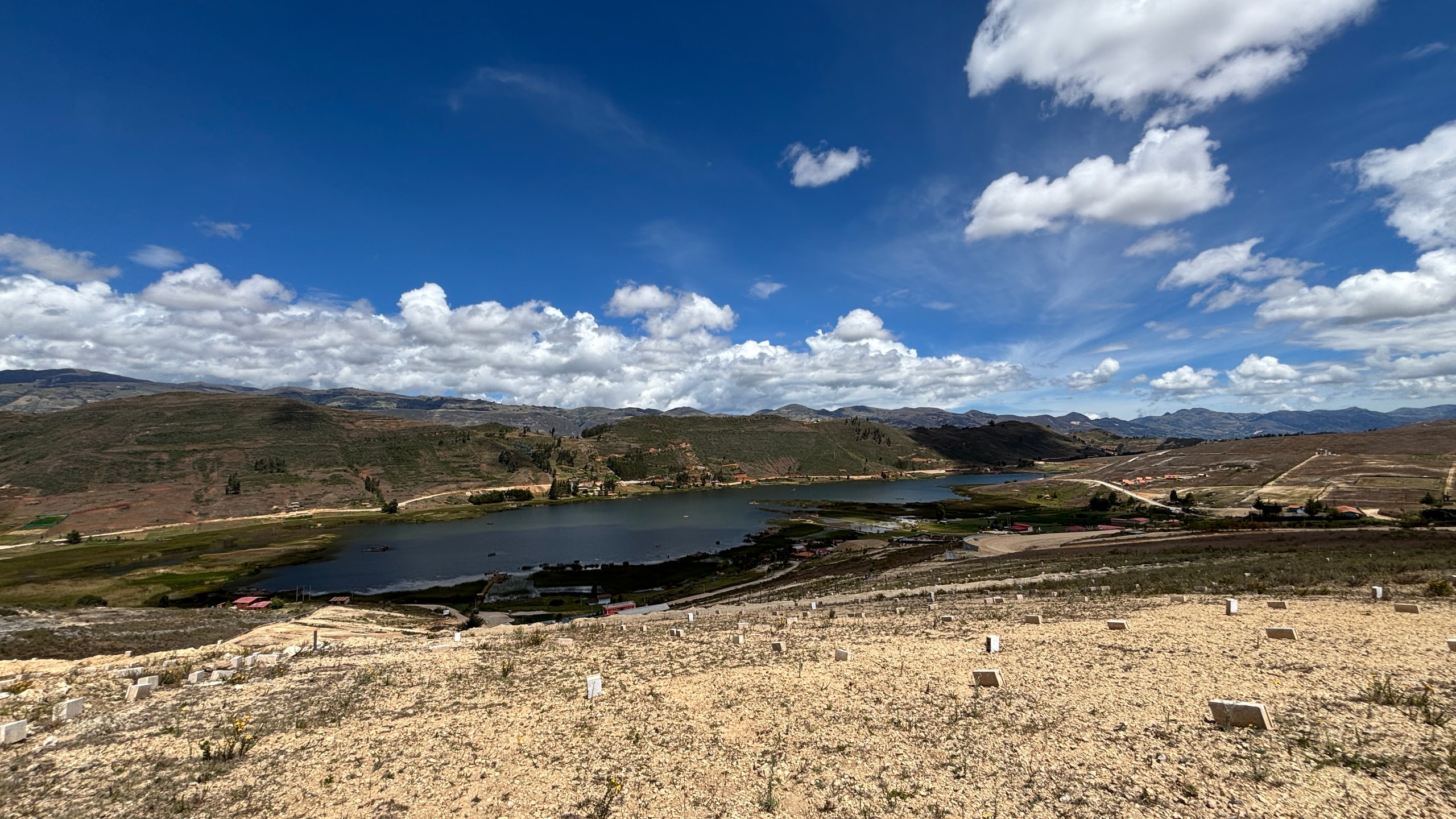 Vista panorámica de la Laguna San Nicolás y los terrenos de Laguna Hermosa bajo un cielo azul