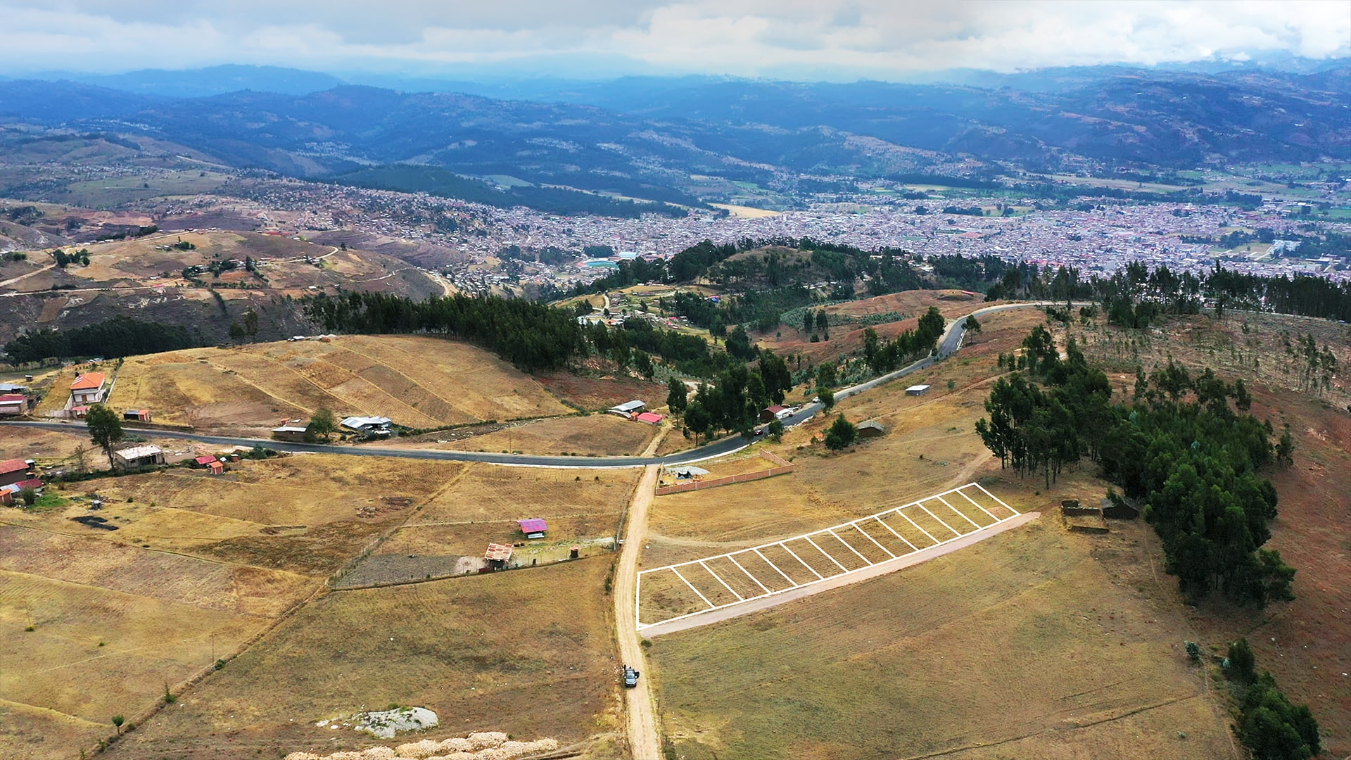 Vista aérea panorámica de Portal del Cumbe, su lotización y la ciudad de Cajamarca