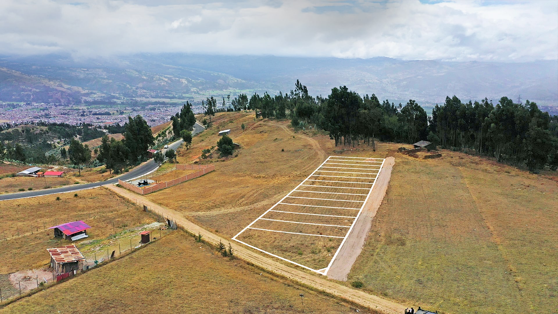 Lotes delimitados en Portal del Cumbe con el paisaje de Cajamarca al fondo