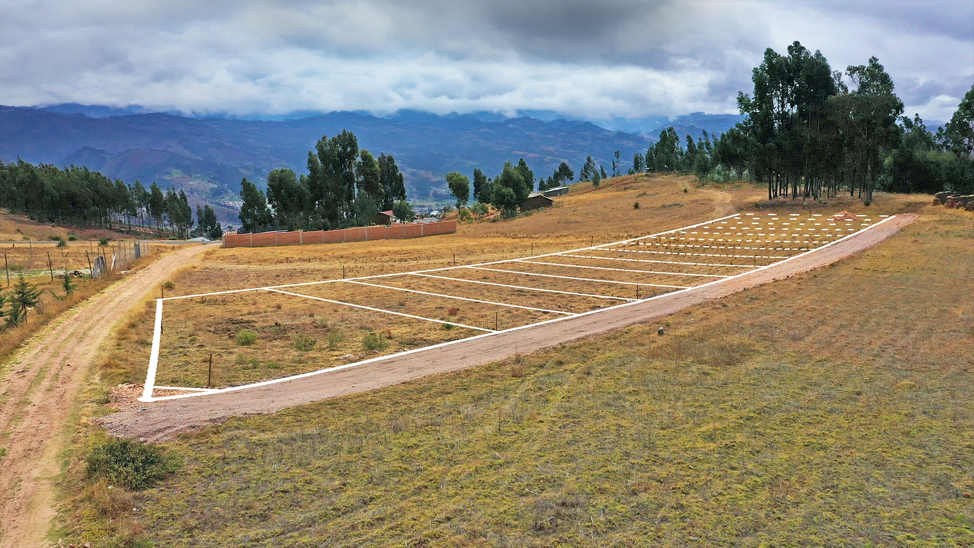 Vista cercana de los lotes y el acceso de Portal del Cumbe
